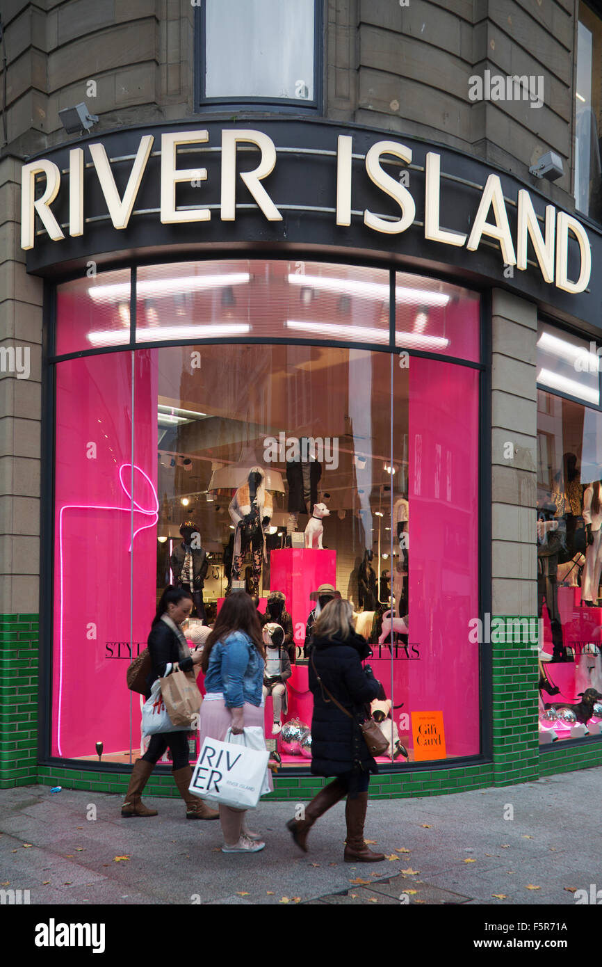 Finestra di Natale 'River Island', negozi di moda, negozi e offerte di vendita natalizie a Liverpool One, Merseyside, il quartiere degli affari di Liverpool nel Regno Unito. Foto Stock
