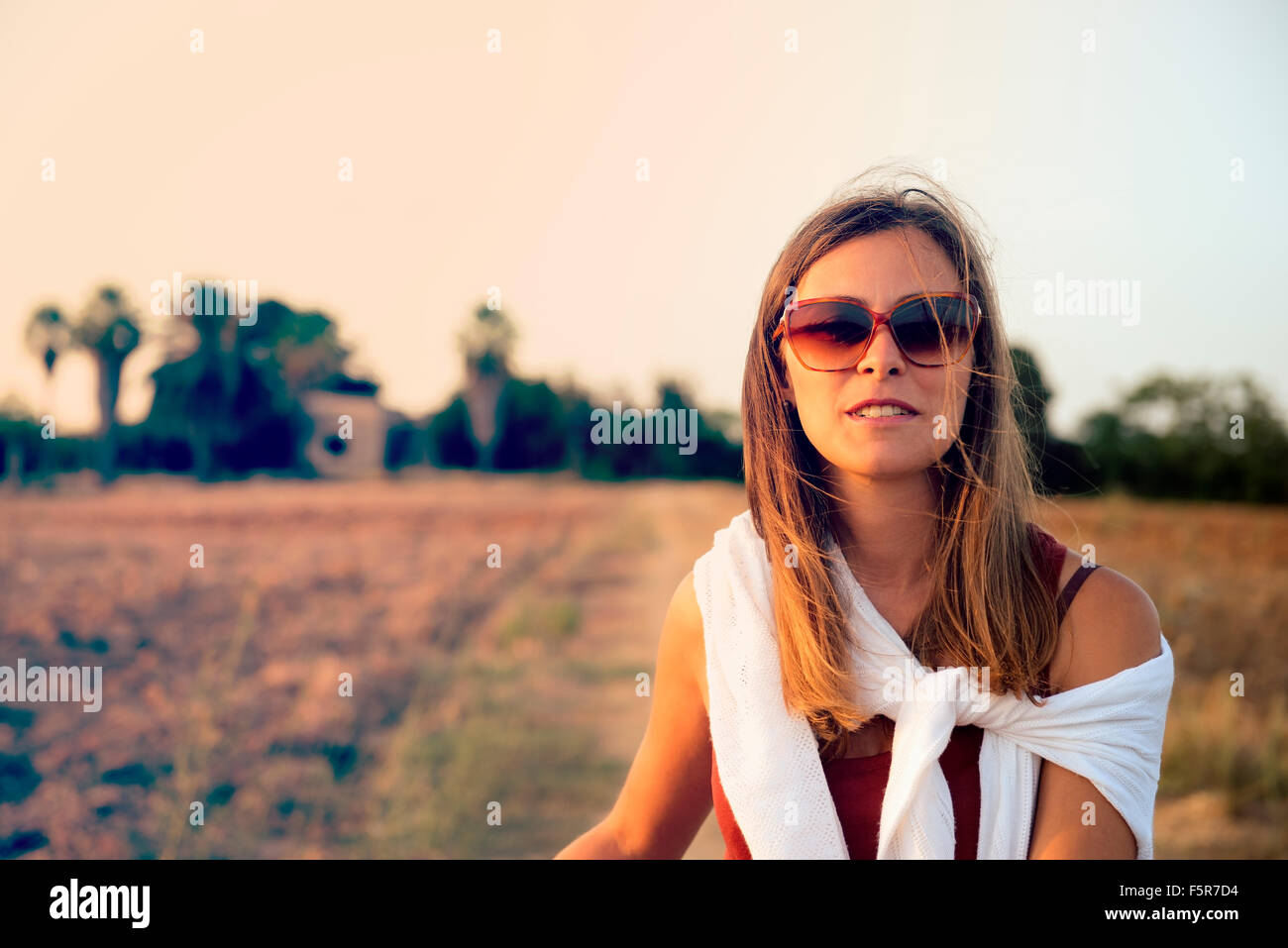 Ritratto di una bella ragazza nel paese autunnale di atmosfera calda filtro applicato Foto Stock