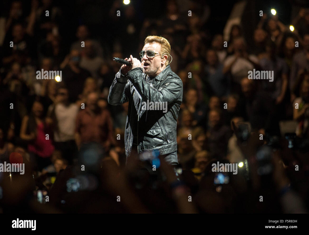 Bonoof U2 esegue al SSE idro come parte della loro innocenza + esperienza tour il 6 novembre 2015 a Glasgow, in Scozia. Foto Stock