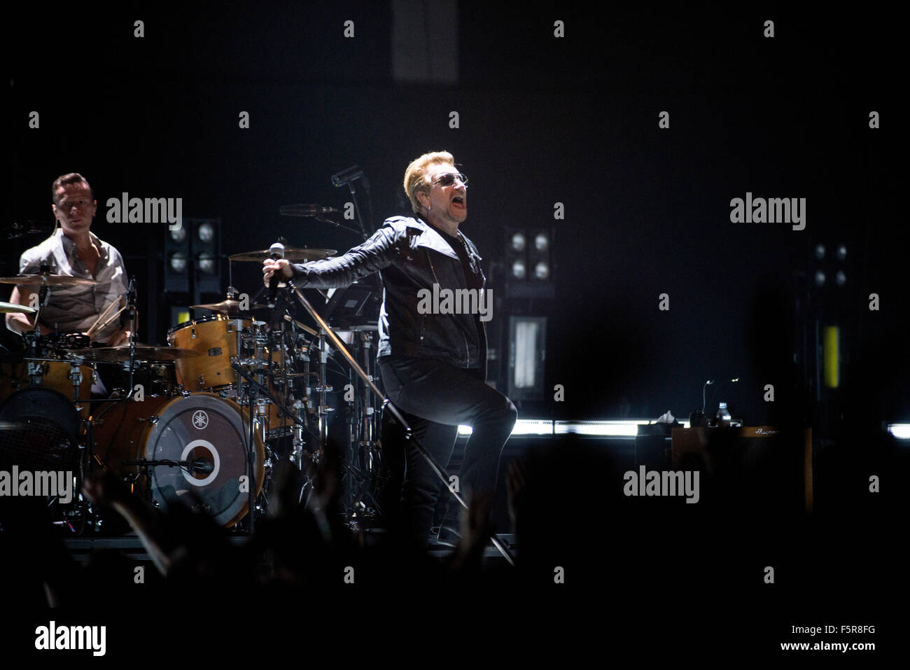 Bono degli U2 esegue al SSE idro come parte della loro innocenza + esperienza tour il 6 novembre 2015 a Glasgow, in Scozia. Foto Stock