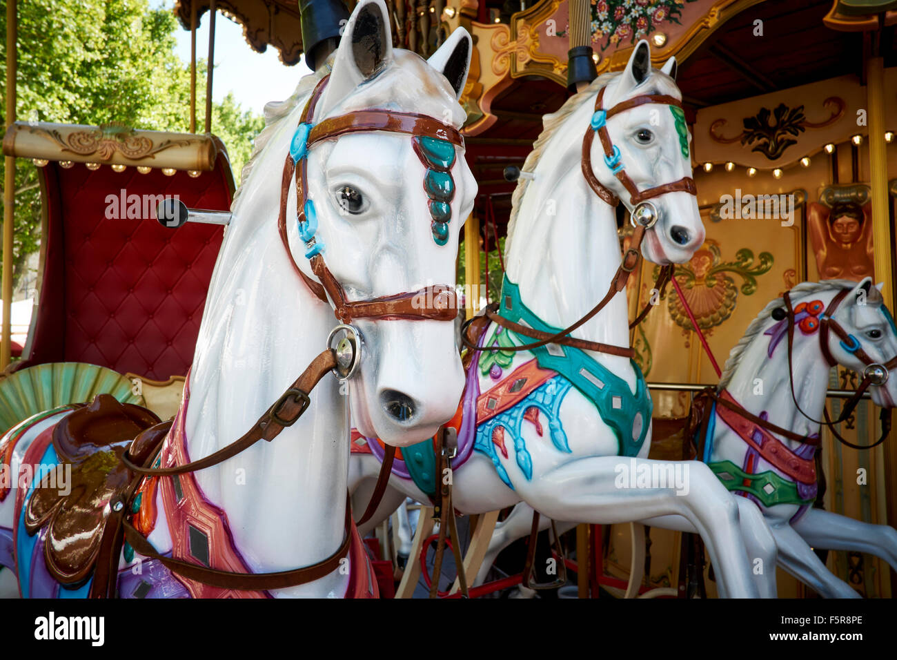 Giostra con cavalli su place d'horloge in Avignon, Francia Foto Stock
