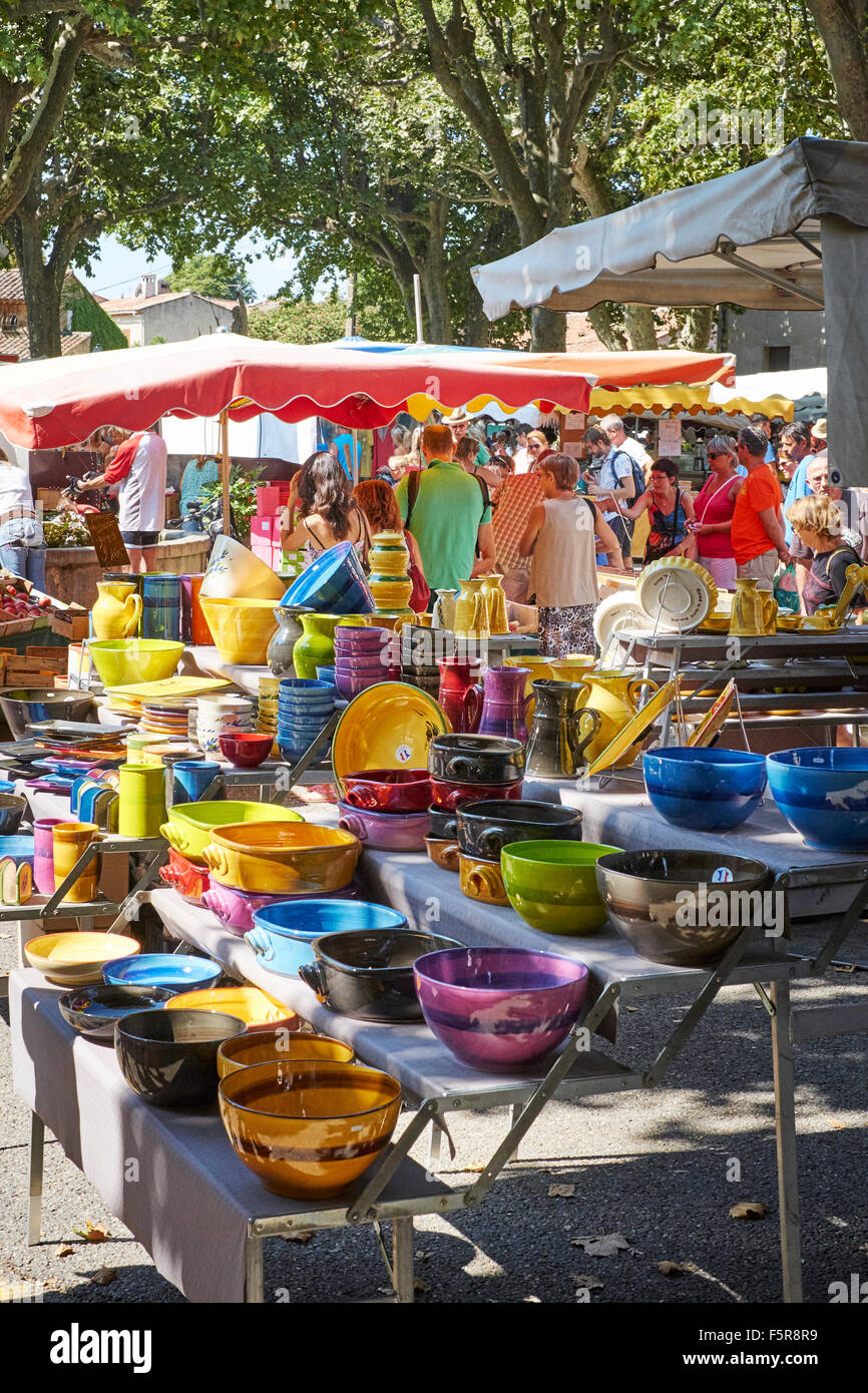 Ceramica presso un mercato tradizionale di Aups, Provenza, Francia Foto Stock