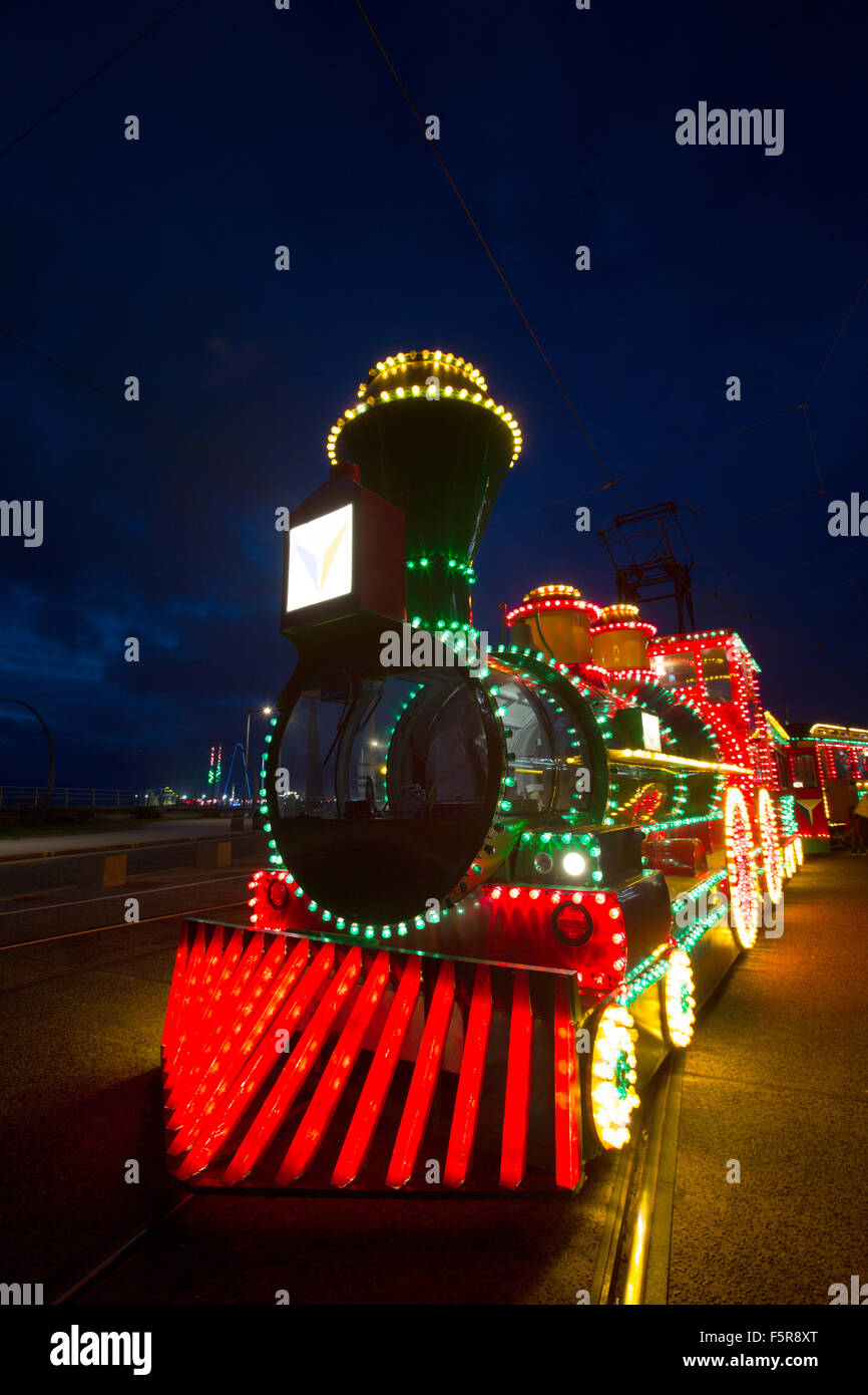 Città di Blackpool, Inghilterra. Pittoresca vista notturna del tram illuminato, durante il Blackpool feste di illuminazione. Foto Stock