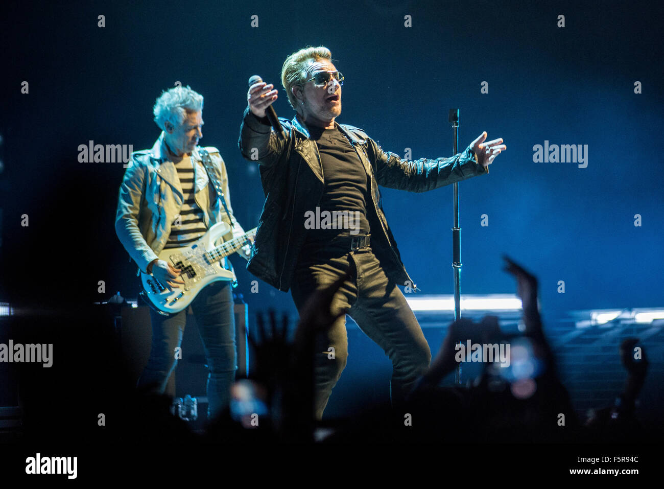 Bono degli U2 esegue al SSE idro come parte della loro innocenza + esperienza tour il 6 novembre 2015 a Glasgow, in Scozia. Foto Stock