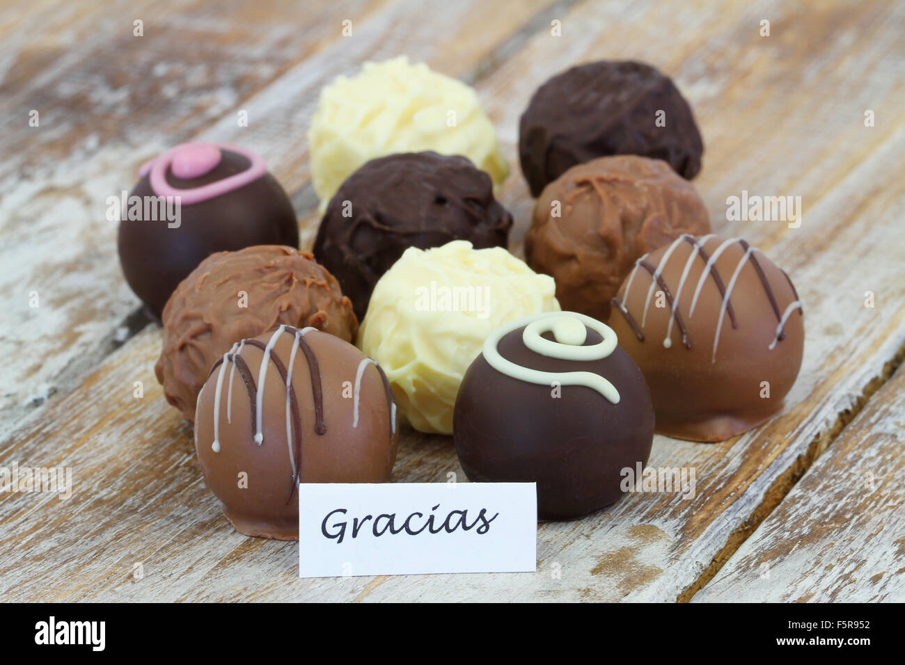 Gracias (che significa grazie in spagnolo) con cioccolatini assortiti, praline e tartufi Foto Stock