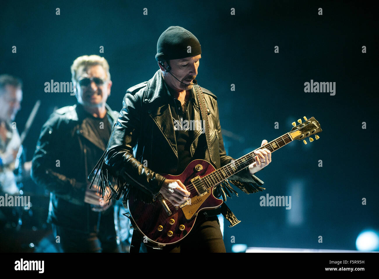 Bono e il bordo di U2 eseguire al SSE idro come parte della loro innocenza + esperienza tour il 6 novembre 2015 a Glasgow, Sc Foto Stock