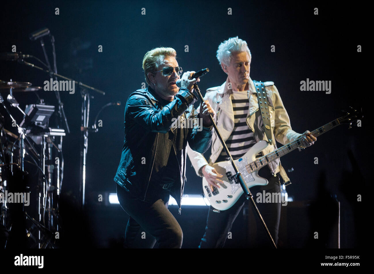 Bono e Adam Clayton degli U2 eseguire al SSE idro come parte della loro innocenza + esperienza tour il 6 novembre 2015 a Glasgow Foto Stock