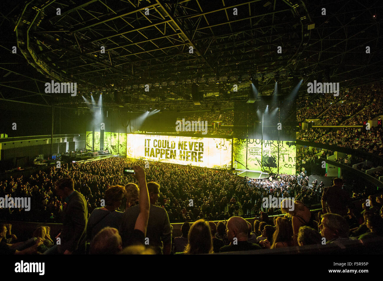 U2 eseguire al SSE idro come parte della loro innocenza + esperienza tour il 6 novembre 2015 a Glasgow, in Scozia. Foto Stock