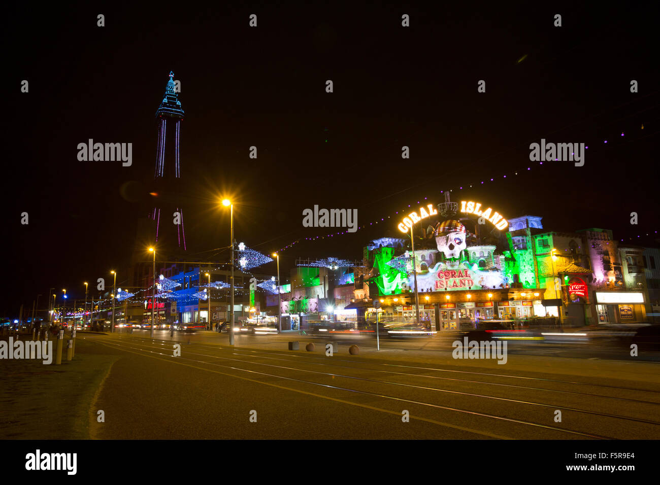 Città di Blackpool, Inghilterra. Vista notturna di luminarie di Blackpool con la Blackpool Tower in background. Foto Stock
