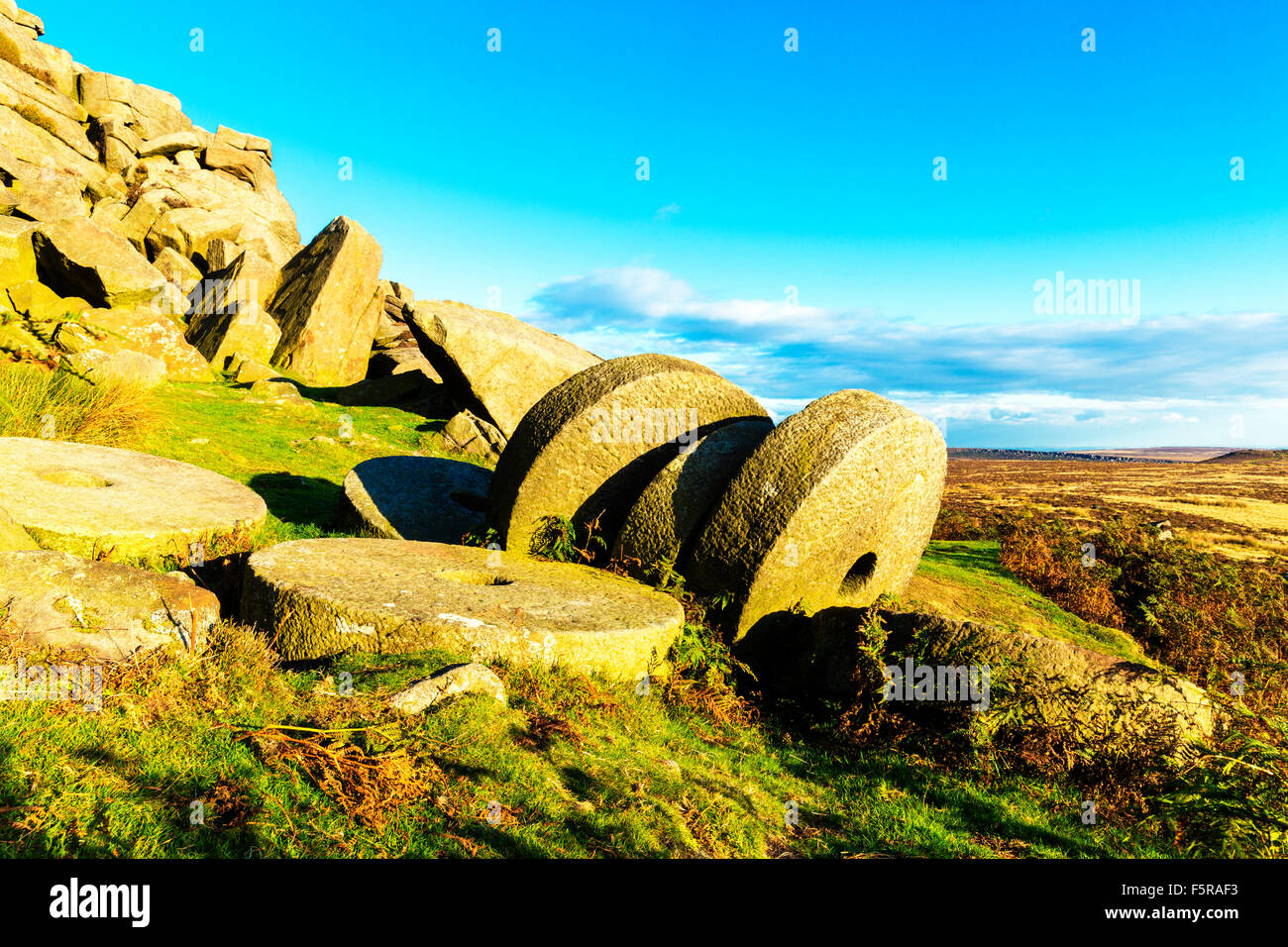 Abbandonate le pietre di Mulino a bordo Stanage nel Parco Nazionale di Peak District, Derbyshire, England, Regno Unito Foto Stock