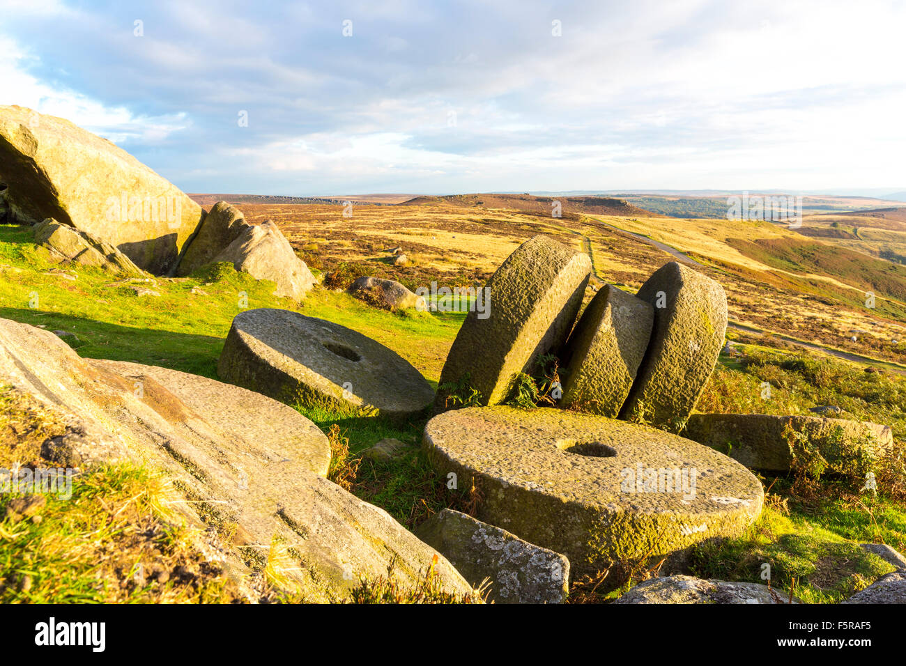 Abbandonate le pietre di Mulino a bordo Stanage nel Parco Nazionale di Peak District, Derbyshire, England, Regno Unito Foto Stock