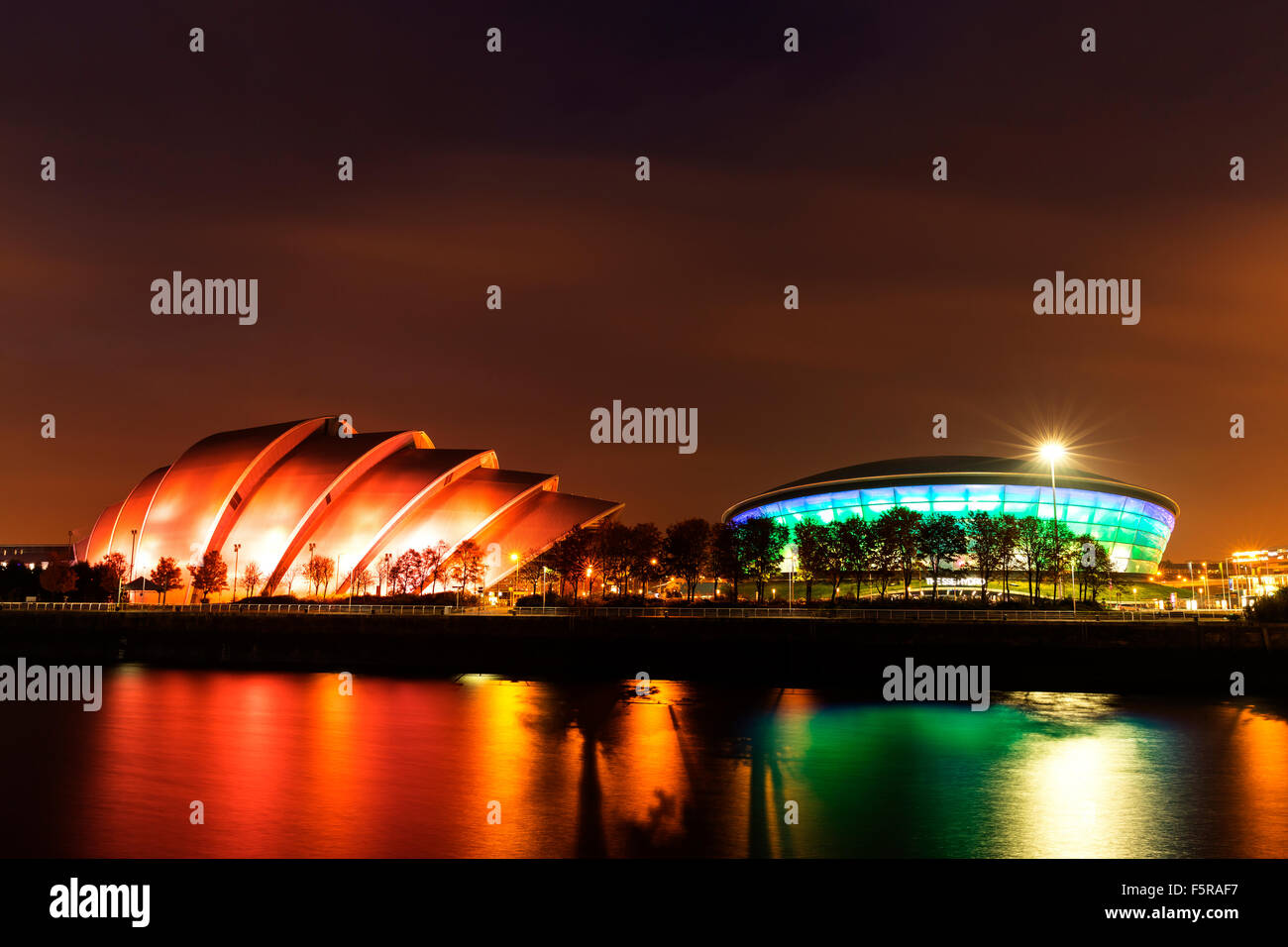 GLASGOW, SCOZIA. 27 OTTOBRE 2015 : La SSC Idro Stadium illuminata di notte sulle rive del fiume Clyde, Glasgow, Scozia Foto Stock