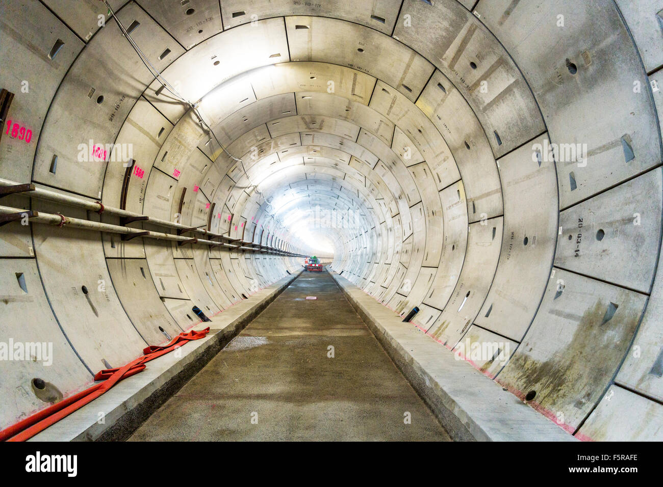 Londra, 10 aprile 2015: sezione del nuovo tunnel ferroviario in costruzione per il London Crossrail progetto a North Woolwich, Londra Foto Stock