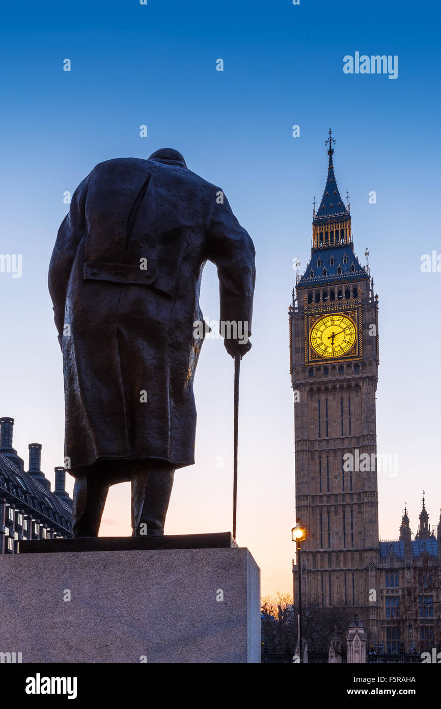 Statua di Sir Winston Churchill, guardando verso il Palazzo di Westminster, la Casa del Parlamento, Elizabeth Tower, Big Ben, all alba Foto Stock