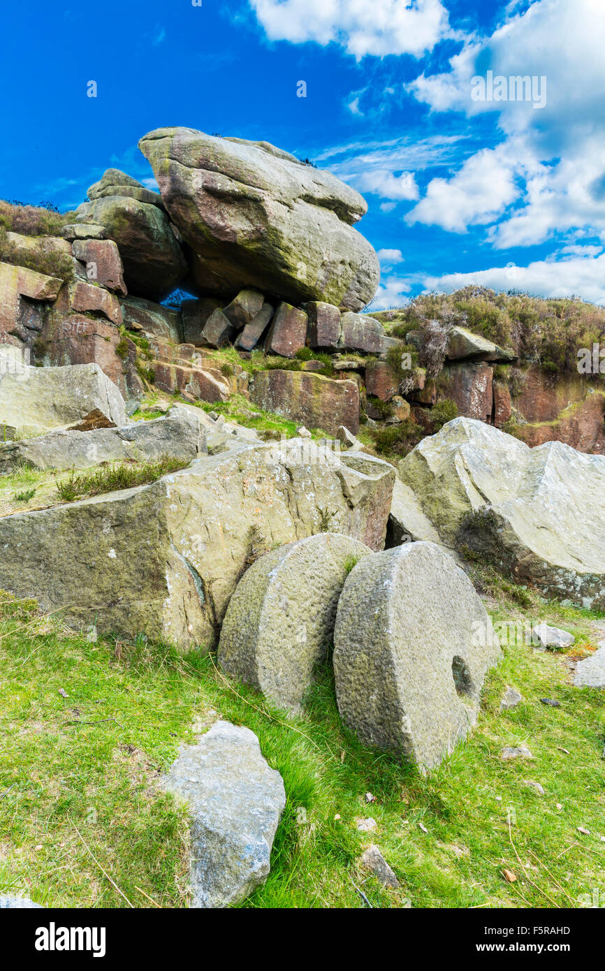 Abbandonate le pietre di Mulino a bordo Stanage nel Parco Nazionale di Peak District, Derbyshire, England, Regno Unito Foto Stock