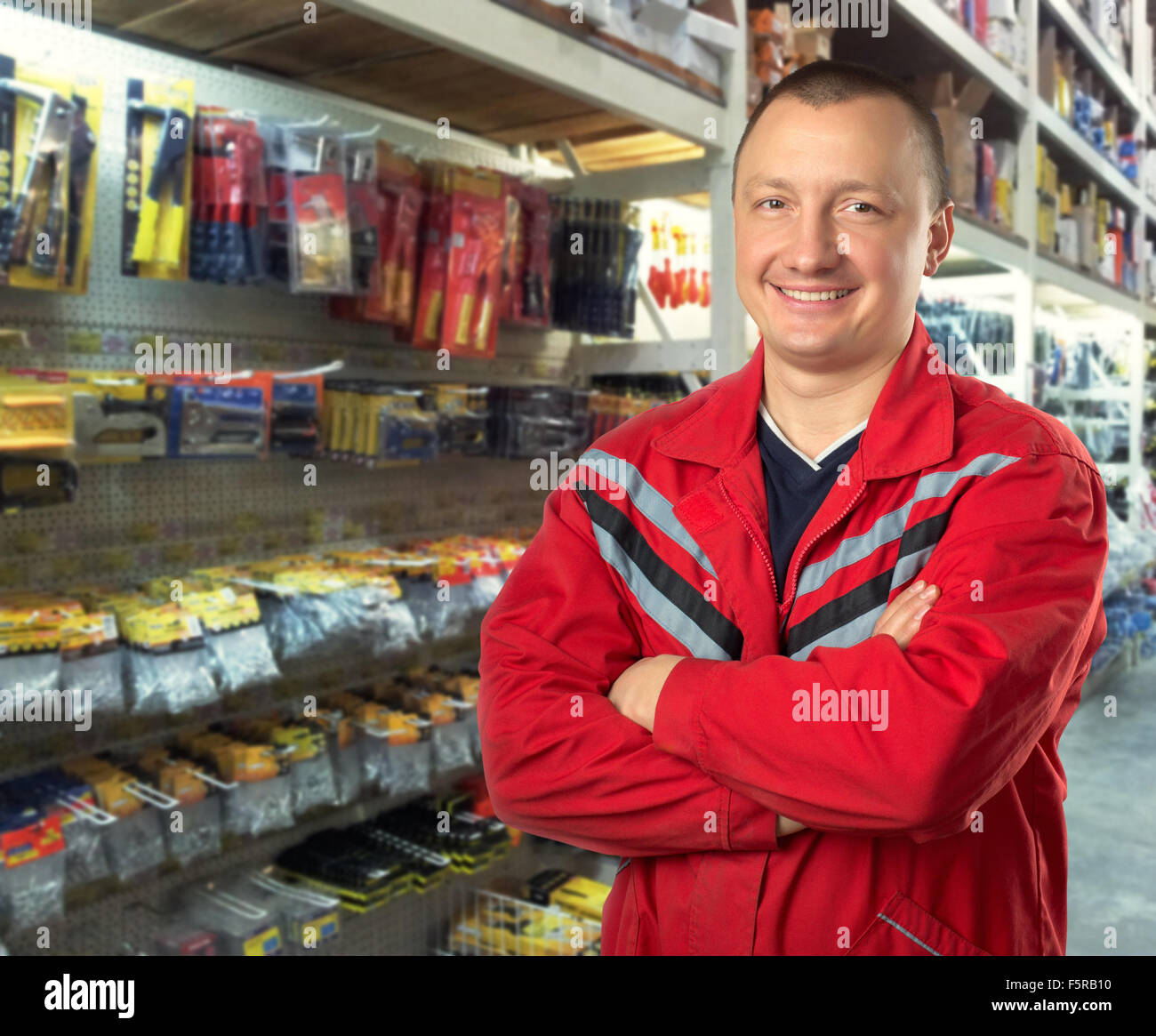 Felice consulente tecnico nel negozio di strumenti Foto Stock