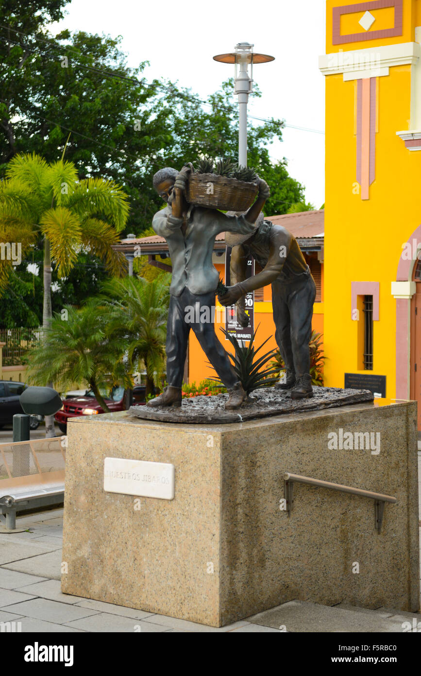 Statua di bronzo di Jibaros carring un cestino di ananas. Manati, Puerto Rico. USA il territorio. Isola dei Caraibi Foto Stock