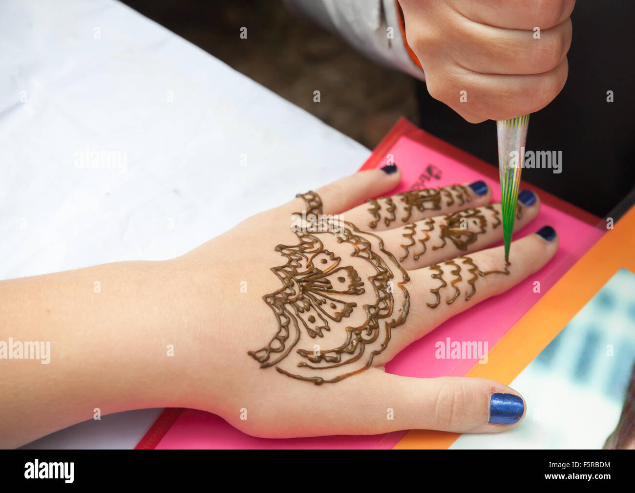 San Pietroburgo, Russia - Luglio 19, 2015: Brown henna pasta o mehndi applicazione sulla donna canto tradizionale indiano di pelle naturale Foto Stock