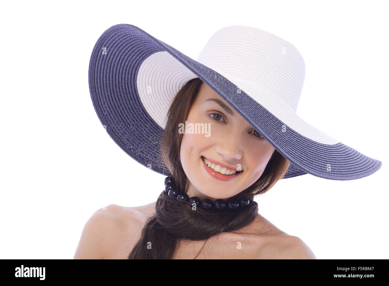 Ragazza in abiti estivi si sta preparando per il resto. Foto Stock