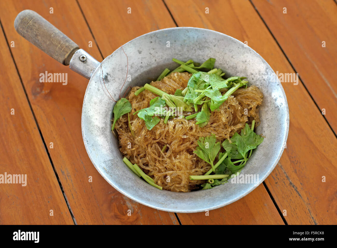 Gamberetti con spaghetti di vetro sulla scrivania in legno Foto Stock