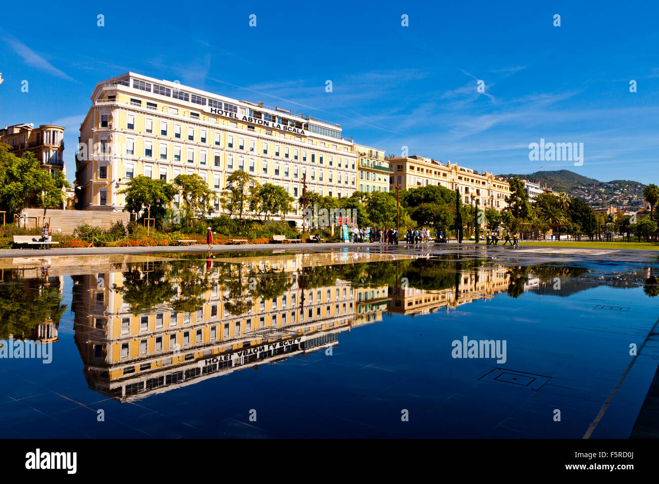 Hotel Aston La Scala si riflette nel Miroir d'eau Nizza Francia Foto Stock