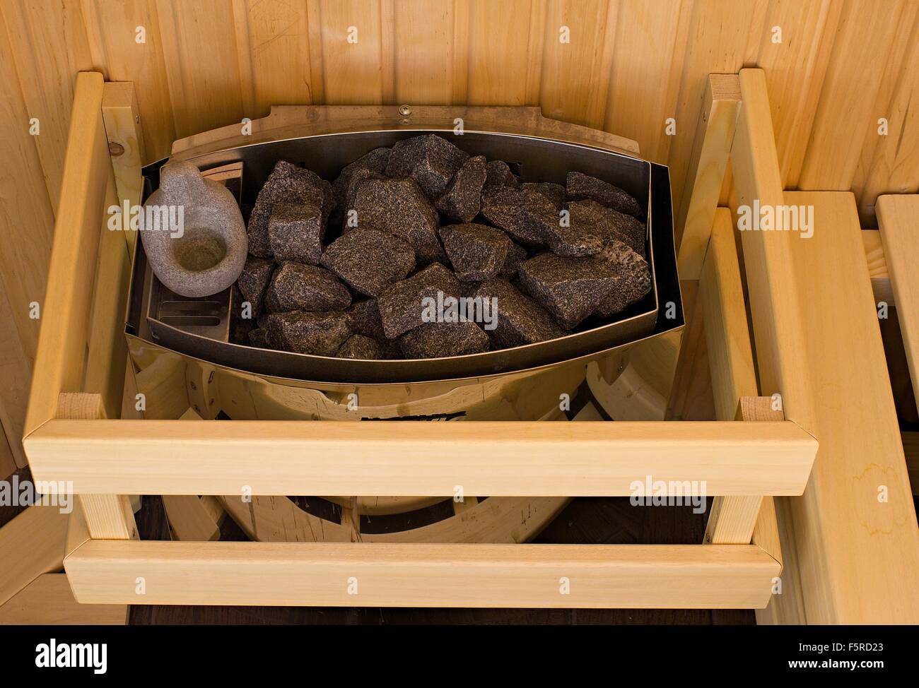 Pietre di lava sulla stufa sauna Foto Stock