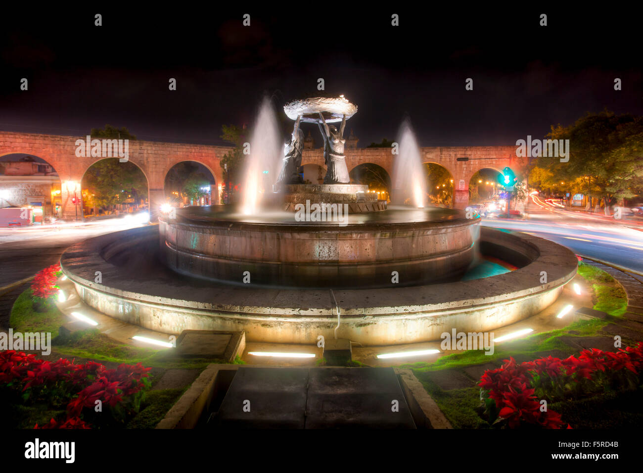 Night Shot del Tarascas fontana e un acquedotto, Morelia, Michoacan, Messico. Foto Stock