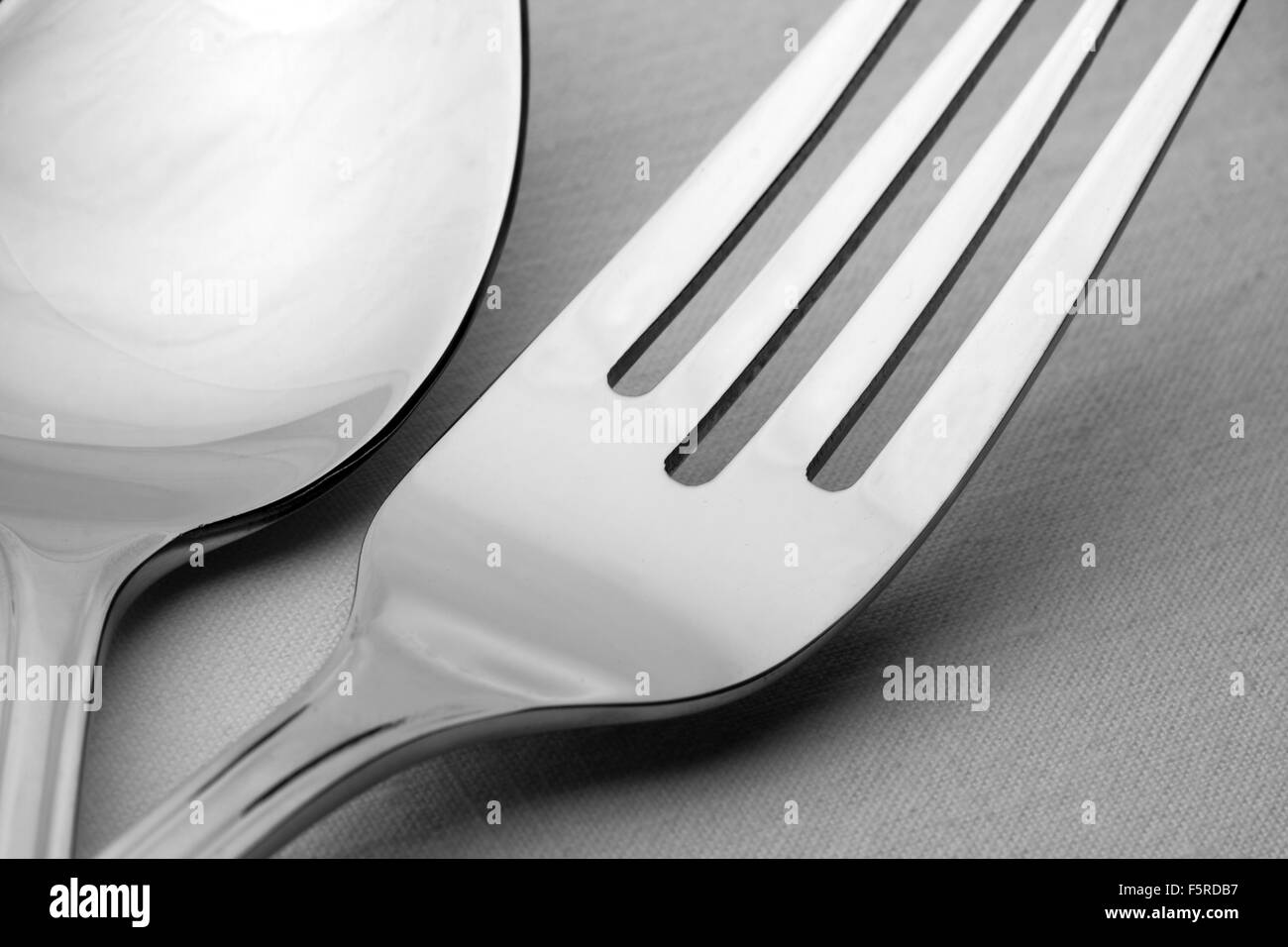 Close-up di cucchiaio e forchetta sul tavolo Foto Stock
