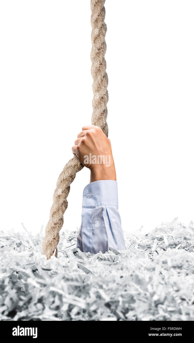 Allunga la mano dal grande mucchio di bianco shredded paper e cattura la corda Foto Stock