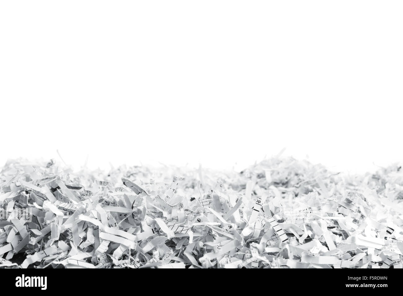 Grande Mucchio di bianco shredded paper isolato su bianco Foto Stock