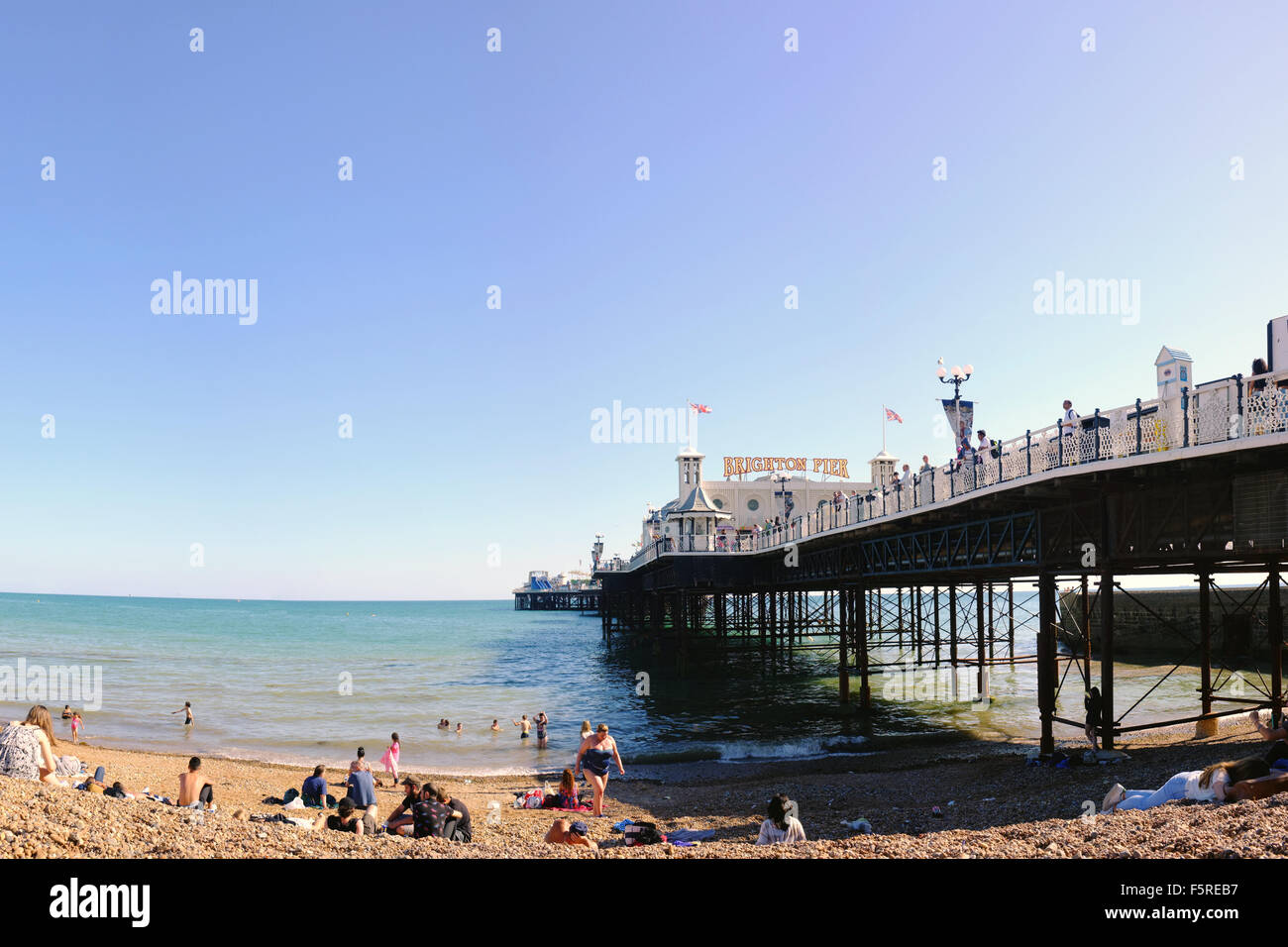 Le persone a rilassarsi sul lungomare di Brighton Pier durante l'estate. Foto Stock