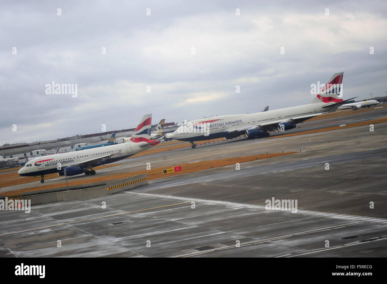 Due British Airways aerei in rullaggio a terra all'aeroporto di Heathrow nel Regno Unito. Foto Stock