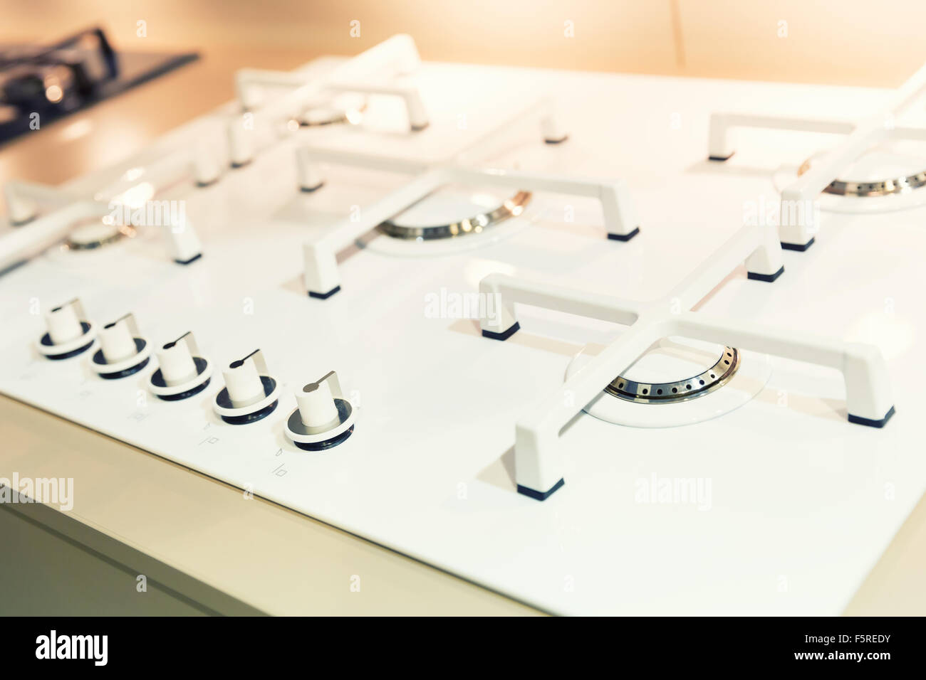 Pulire la stufa sul bianco cucina moderna closeup Foto Stock