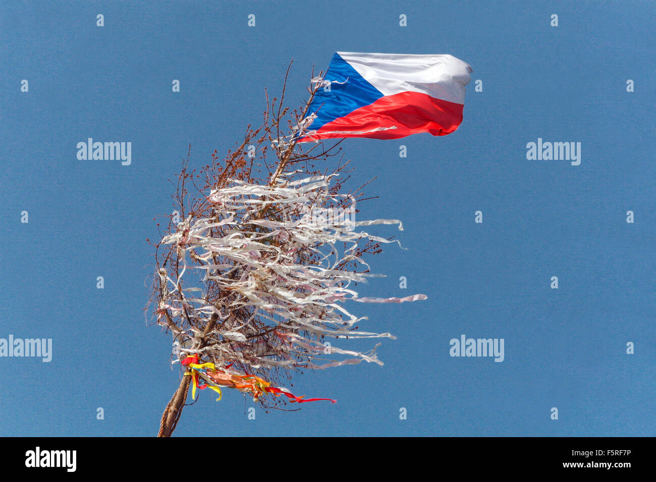 Bandiera ceca sulla sommità del Maypole Repubblica Ceca Foto Stock