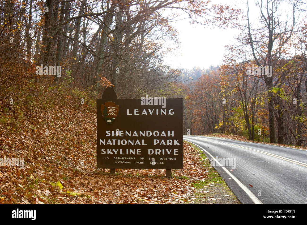 Waynesboro, VA, Stati Uniti d'America - 6 Novembre 2015 : segno per lasciare Shenandoah National Park e la Skyline Drive sulla giornata d'autunno. Foto Stock