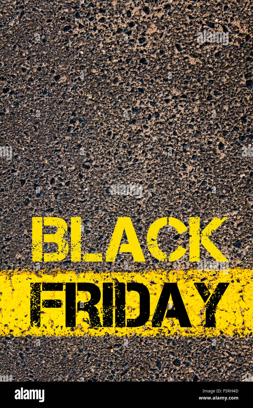 Le vendite al dettaglio immagine concettuale con il Black Friday messaggio scritto sopra la segnaletica stradale vernice gialla linea. Foto Stock