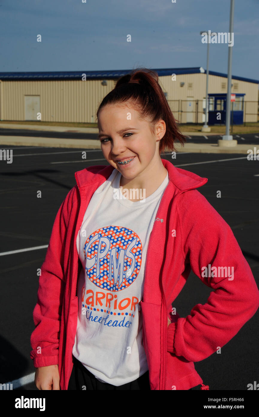 Teen ragazza con junior high school t-shirt su. Foto Stock