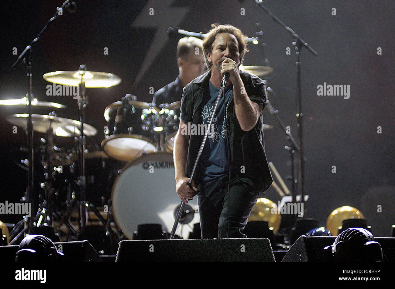 La Plata, Argentina. 7 Nov, 2015. Eddie Vedder, il cantante della band statunitense Pearl Jam, compie durante un concerto come parte di un tour della band in America Latina, al Estadio Unico Ciudad de la Plata a Buenos Aires, Argentina sulle ultime ore di nov. 7, 2015. © Carlos Cermele/TELAM/Xinhua/Alamy Live News Foto Stock