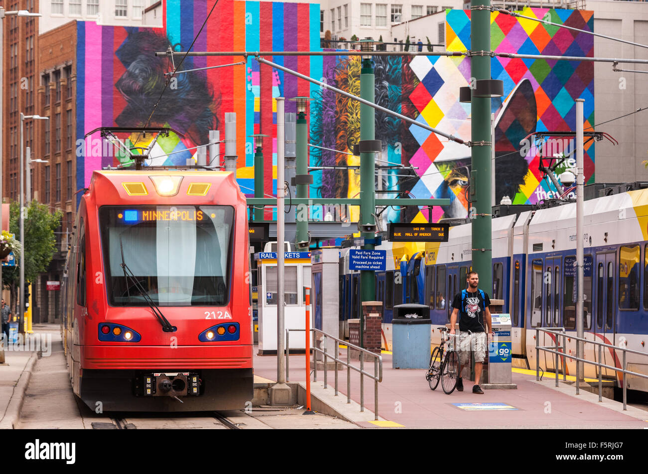 Il centro di Minneapolis. Il transito della metropolitana Linea Blu Hiawatha Light Rail a magazzino Hennepin stop. Bob Dylan murale in background. Foto Stock