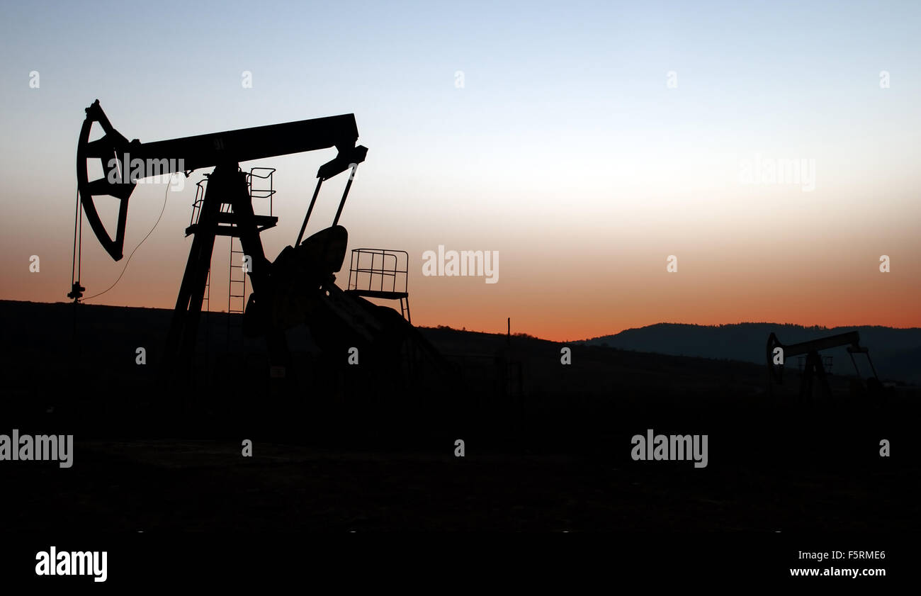 Operando il petrolio e il gas ben profilato sul Cielo di tramonto Foto Stock