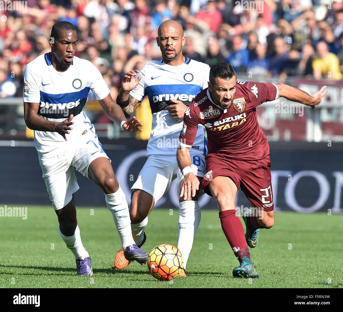 Torino, Italia. 8 Novembre, 2015. Felipe Melo (R) di Inter e Milan reagisce  dopo il 2015-16 Campionato italiano di una partita di calcio contro il  Torino a Torino, Italia, il 9 novembre