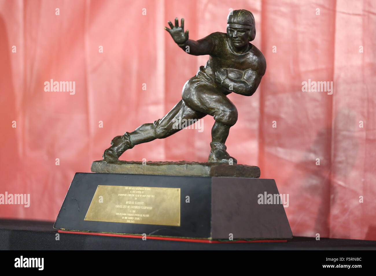 Los Angeles, CA, US, STATI UNITI D'AMERICA. 7 Nov, 2015. 7 Novembre 2015: Il Trofeo Heisman è a portata di mano il gioco tra l'Arizona Wildcats e l'USC Trojans, il Colosseo a Los Angeles, CA. Fotografo: Pietro Joneleit - Filo di Zuma Servizio © Peter Joneleit/ZUMA filo/Alamy Live News Foto Stock