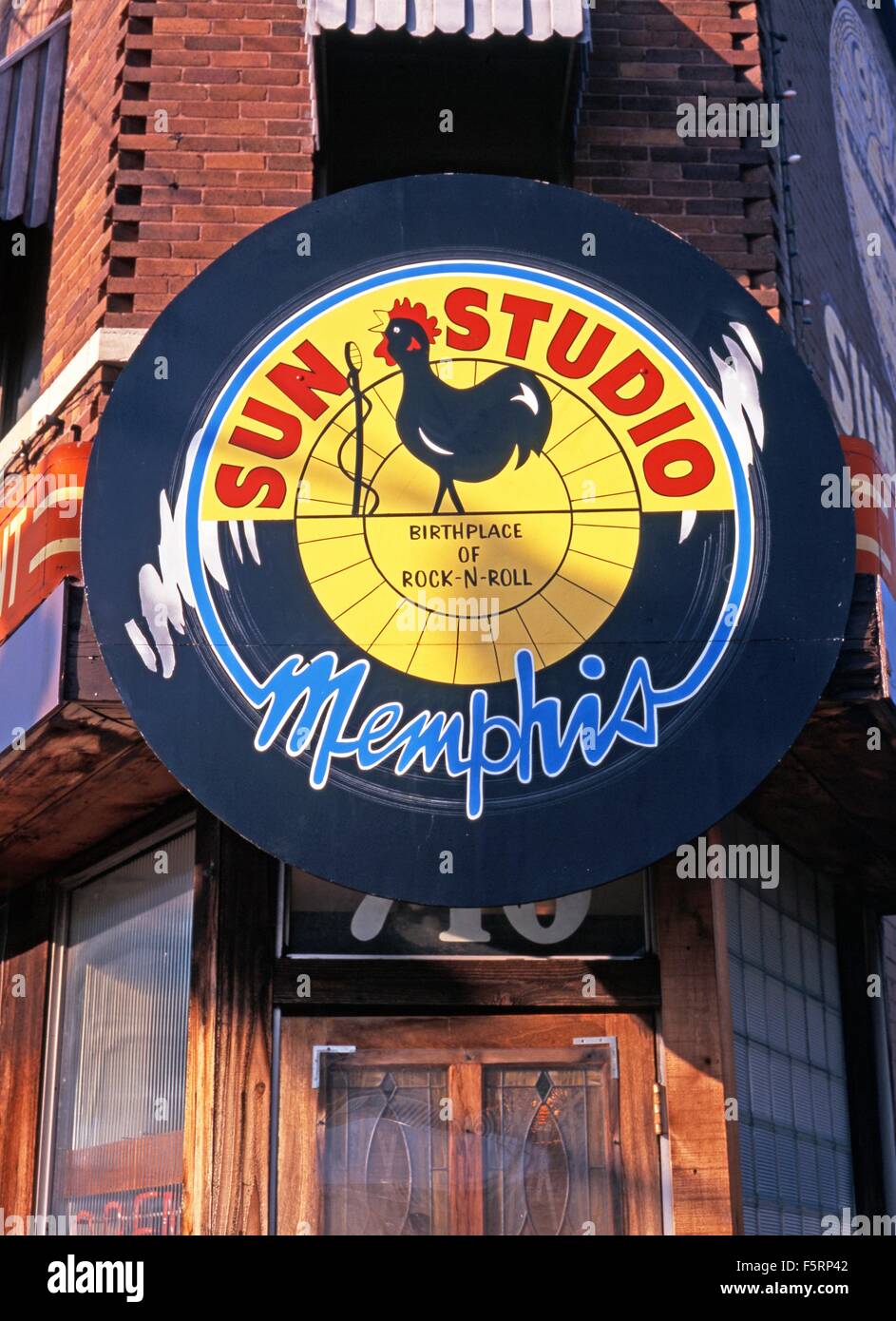 Galletto in un segno di registrazione sulla parte anteriore del Sun Studio lungo europea Avenue, Memphis, Tennessee, Stati Uniti d'America. Foto Stock