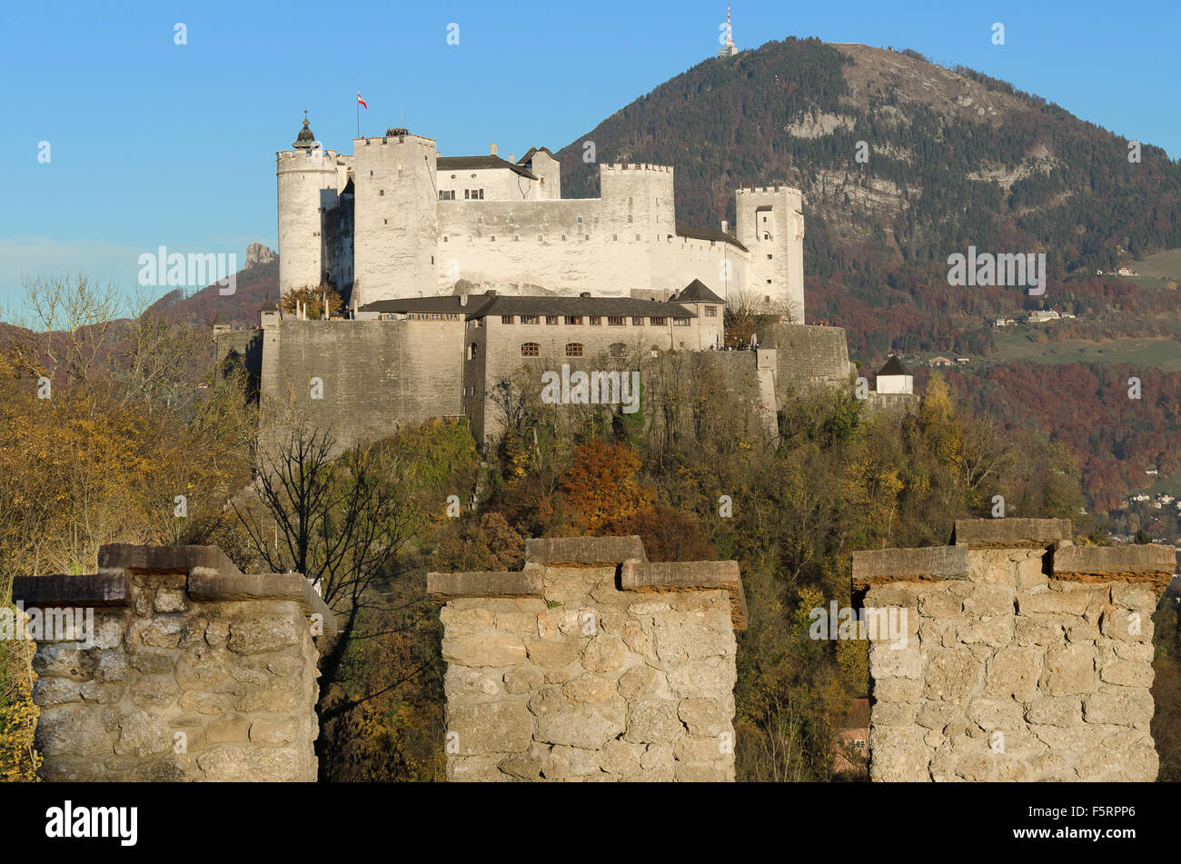 Salisburgo la fortezza Hohensalzburg in Austria e il muro di castello. Castello nella parte anteriore del monte Gaisberg sulla destra e la Nockstein. Foto Stock