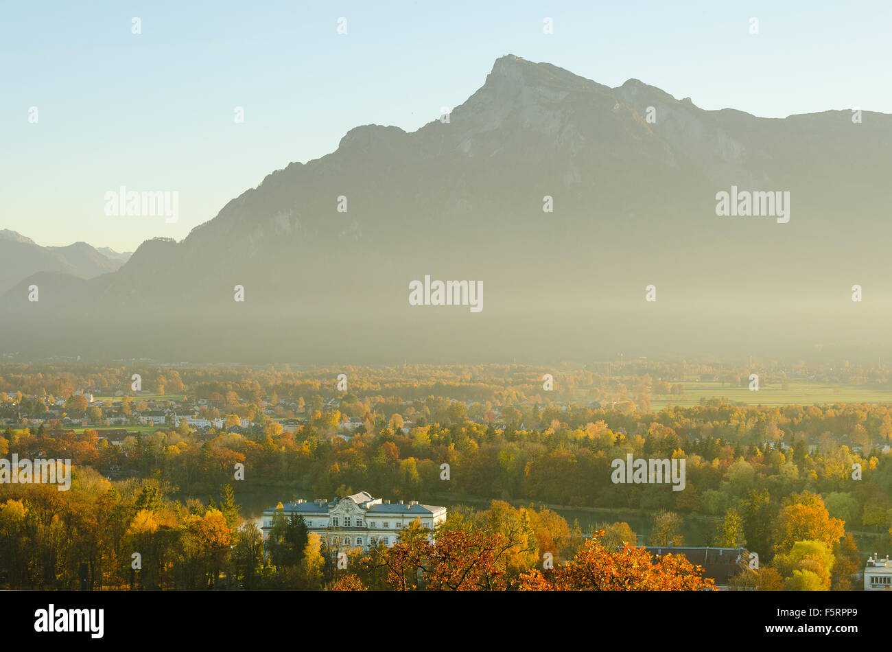 Mystic magic Untersberg a Salzburg Austria in una speciale autunno umore con piatto novembre sun mostra una atmosfera di nebbia. Foto Stock