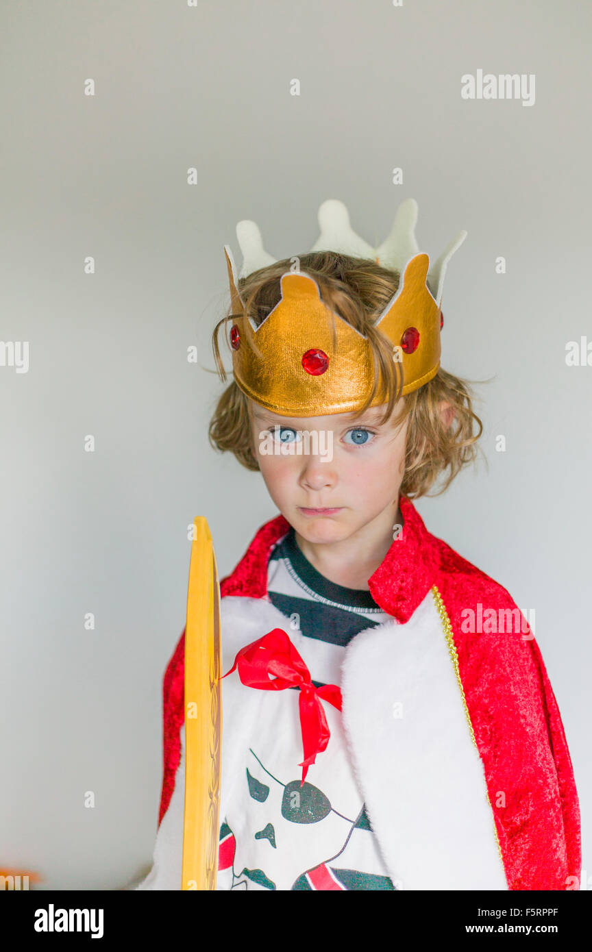 La Svezia, ritratto del ragazzo (6-7) in king's costume Foto Stock
