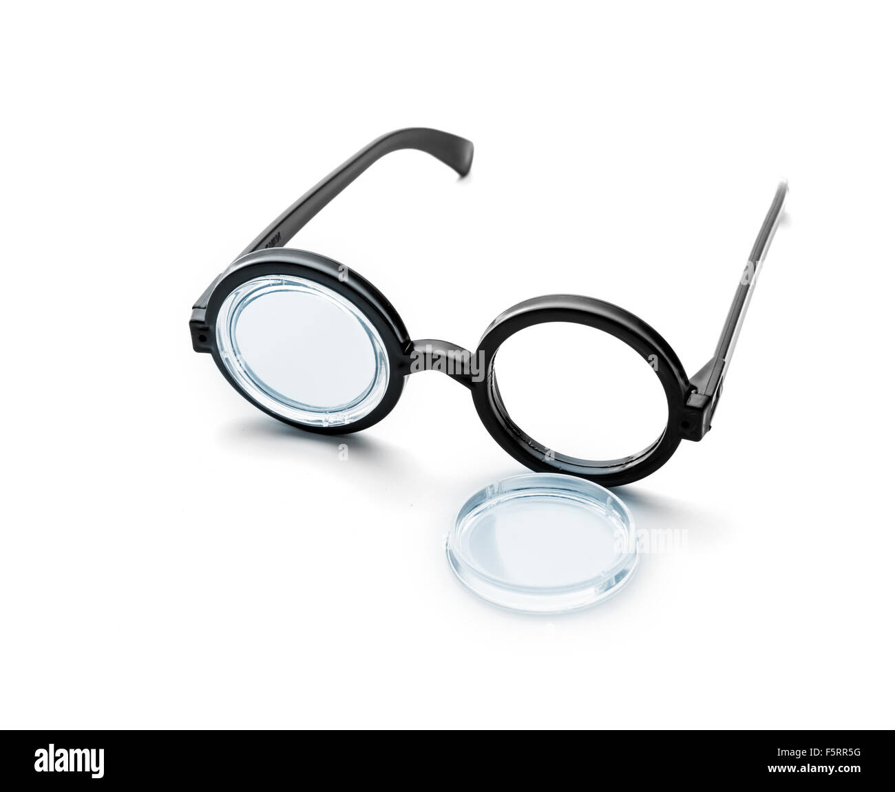 Rotto tondo nero vetri isolati su sfondo bianco Foto Stock