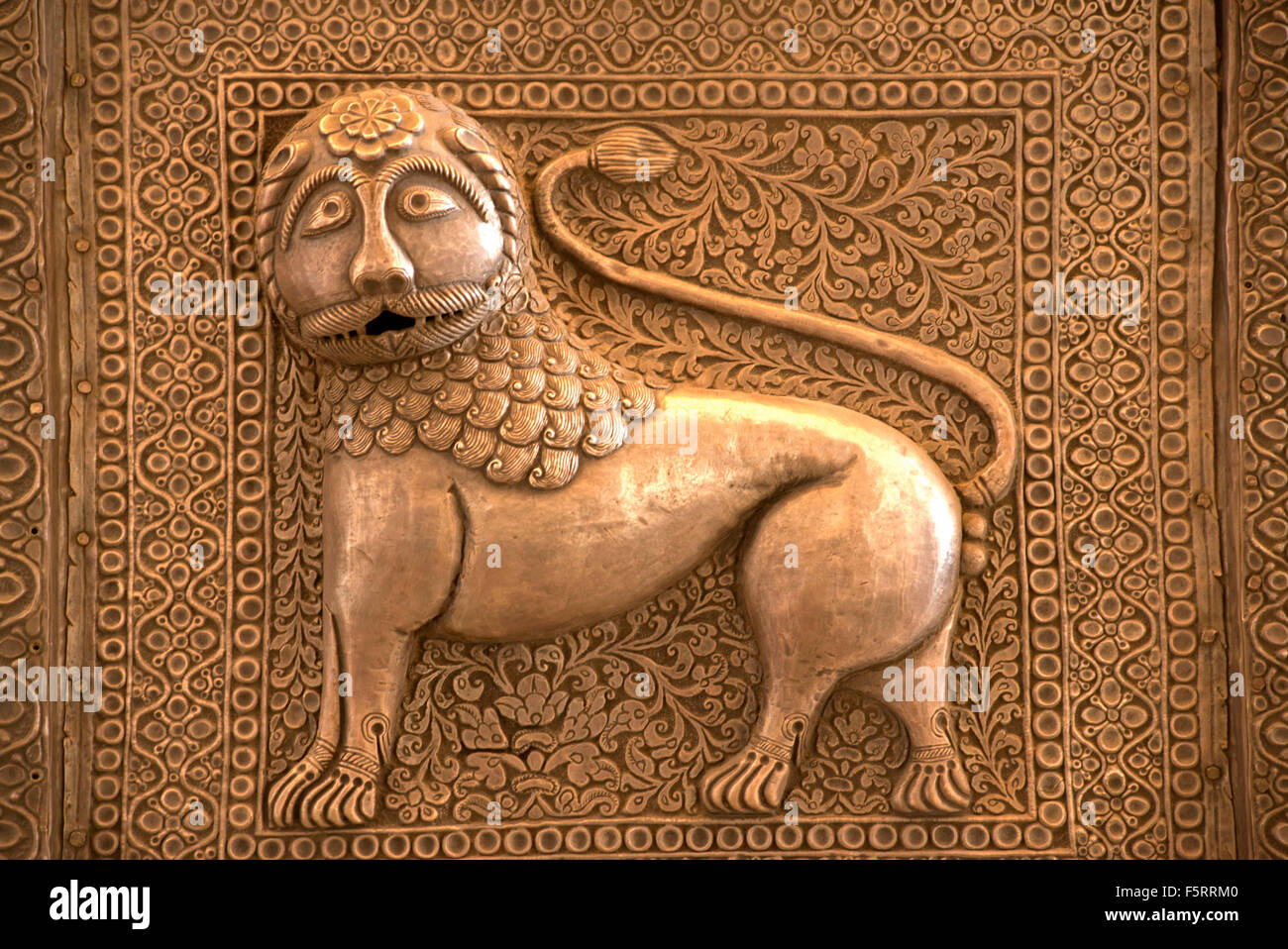 Lion e design floreale goffrare il lavoro, Forte Mehrangarh, Jodhpur, Rajasthan, India, Asia Foto Stock