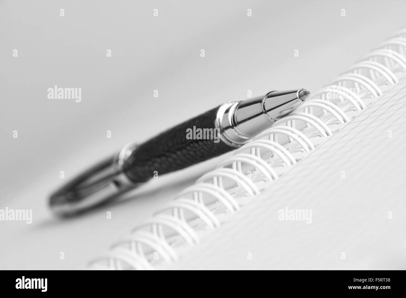 Aprire il libro di scrittura con penna Foto Stock