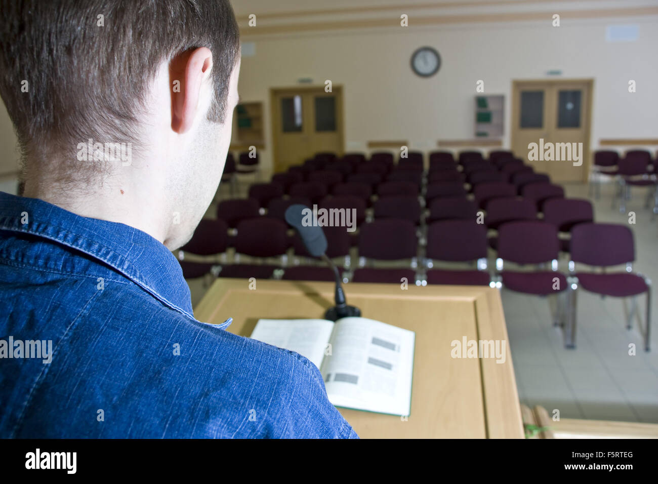 Altoparlante a lavoro e auditorium vuoto Foto Stock